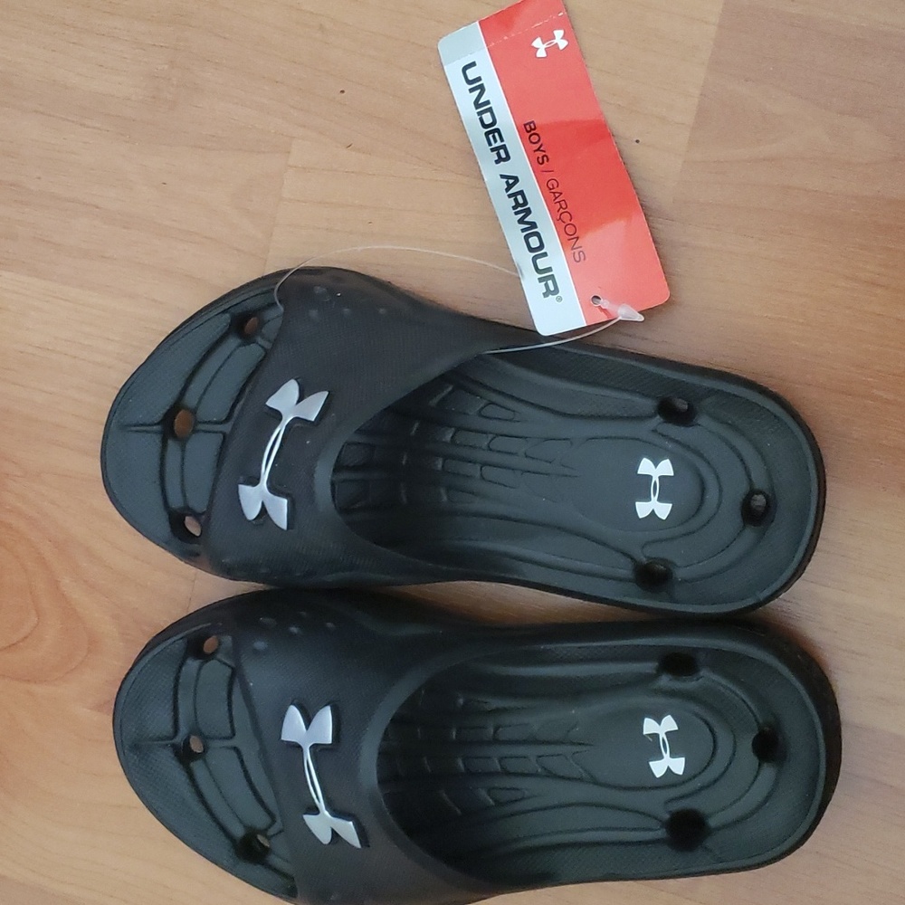 NWT Under Armour Kids slipper 1Y